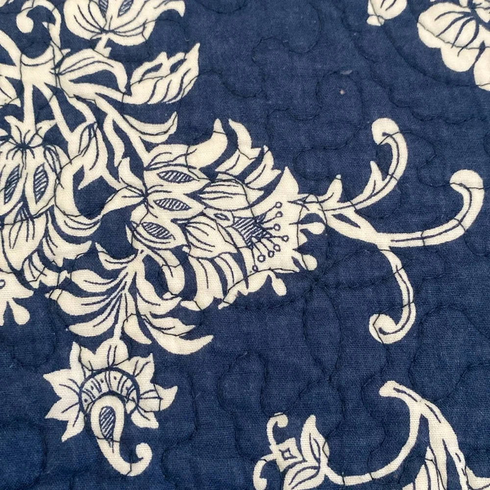 In excellent condition 2 sided quilt and dust ruffle size queen bed cover.